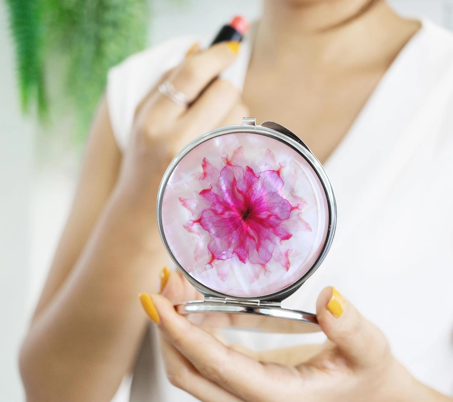 MADDesign Mother of Pearl Compact Makeup Travel Mirror (Flower Petals Pink)